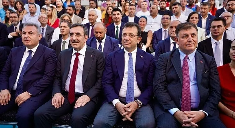İstanbul, Türkiye Cumhuriyeti tarihinin ilk fuarı olma özelliğine sahip 93. İzmir Enternasyonal Fuarı'nın 'onur konuğu şehri' oldu