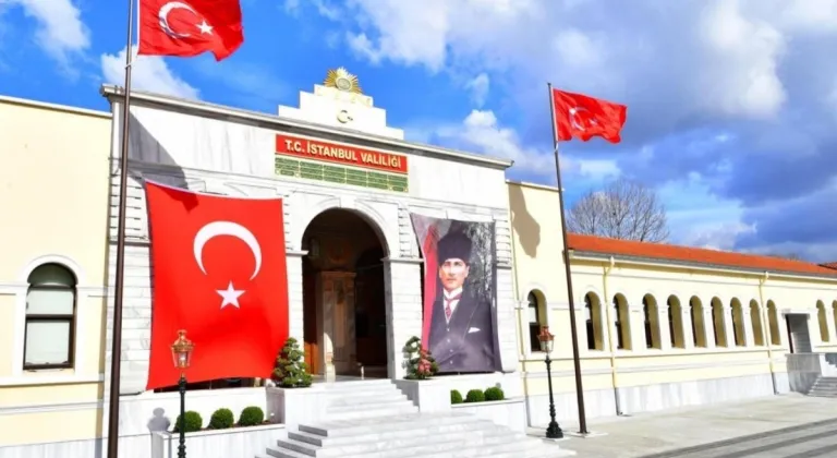 İstanbul Valiliği’nden deprem sonrası kritik uyarı: 'Hasarlı binalara girmeyin, trafiğe çıkmayın'
