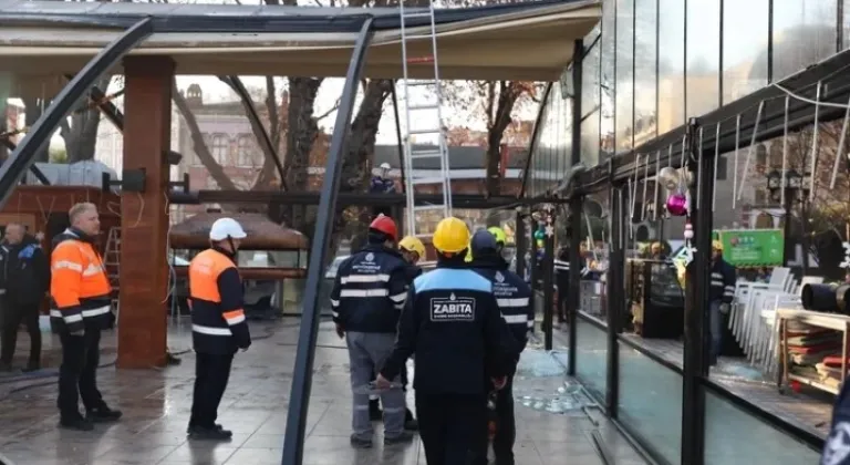 İstanbul Zabıta Ekipleri, Sirkeci Garı Çevresindeki Temizlik Çalışmalarını Sürdürüyor