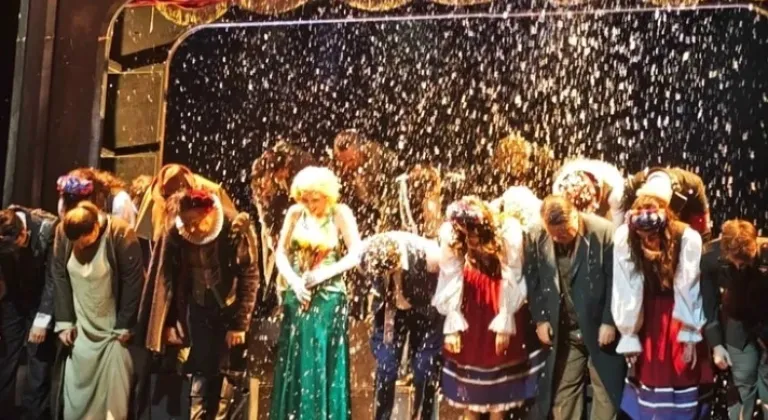 İstanbul’da Kocaeli Şehir Tiyatroları Fırtınası Esti