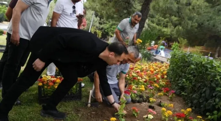 İzmir Bornova, Çiçek Üretimini Kendi Fidanlığında Gerçekleştiriyor