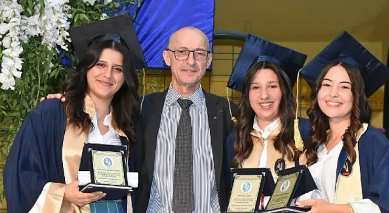 İzmir Özel Saint-Joseph Fransız Lisesi 142. Dönem mezunlarını verdi