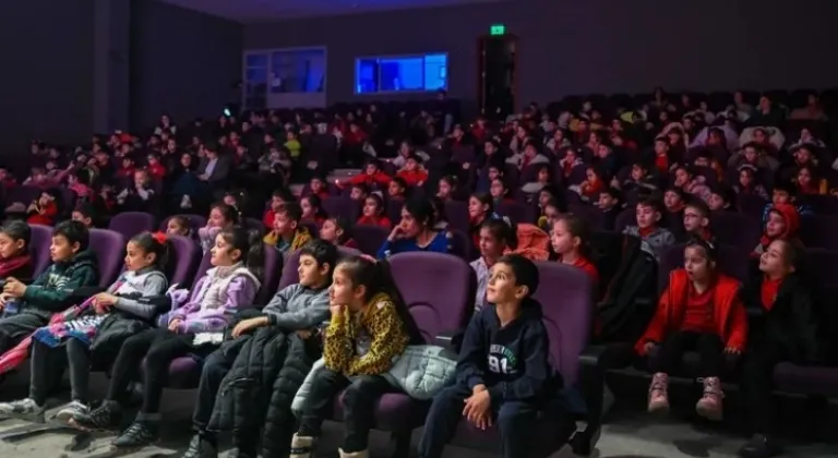 İzmir'de Başkan Eşki, Miniklere Sinema Müjdesi Verdi