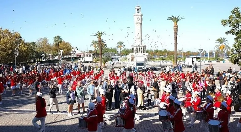 İzmir'de Cumhuriyet Bayramı Coşkusu: Bando Takımları Geçit Töreni