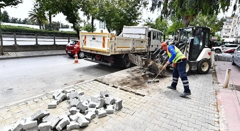 İzmir'de kaldırımlar yenileniyor