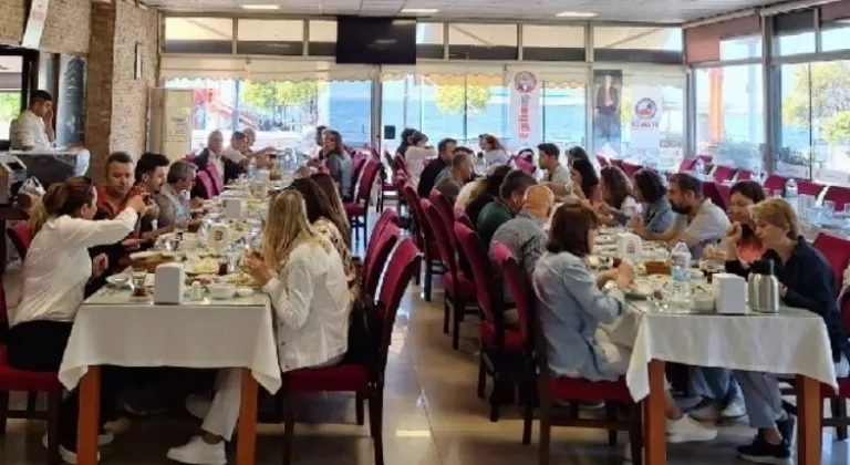 İzmir'de Öğretmenler Kahvaltıda Bir Araya Geldi