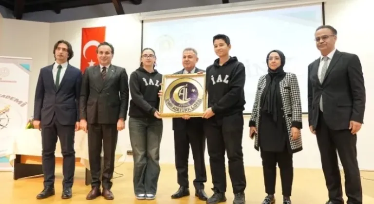 İzmir'de TÜBİTAK Bilim Olimpiyatları Hazırlık Eğitimleri Sona Erdi