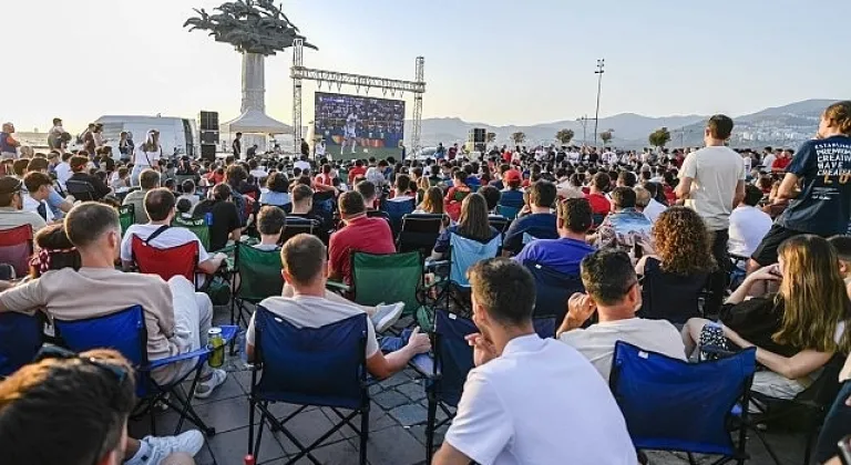 İzmirliler milli heyecanı dev ekranların karşısında yaşadı