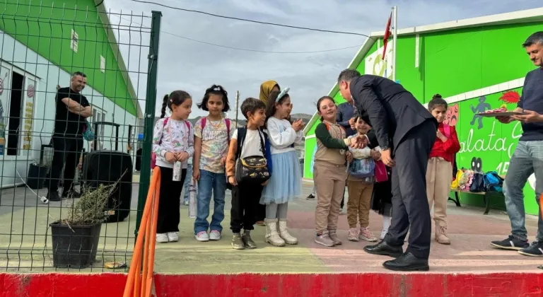 K-12 Konteyner Kent Vefa İlk ve Ortaokulu Öğrencilerinden anlamlı anma  - Videolu Haber