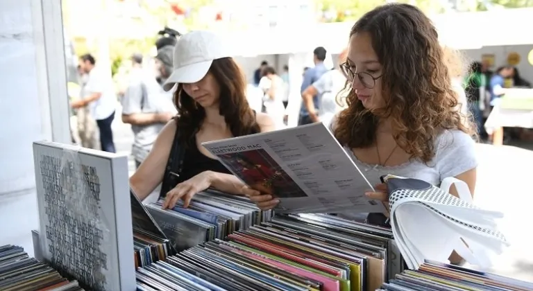 Kadıköy’de plaklar Barış Manço anısına dönüyor