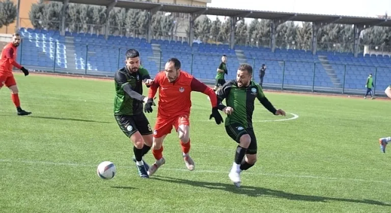 Kahramankazan Belediyespor, evinde karşılaştığı Kavaklıderespor'u 3-0'lık skorla mağlup etti.