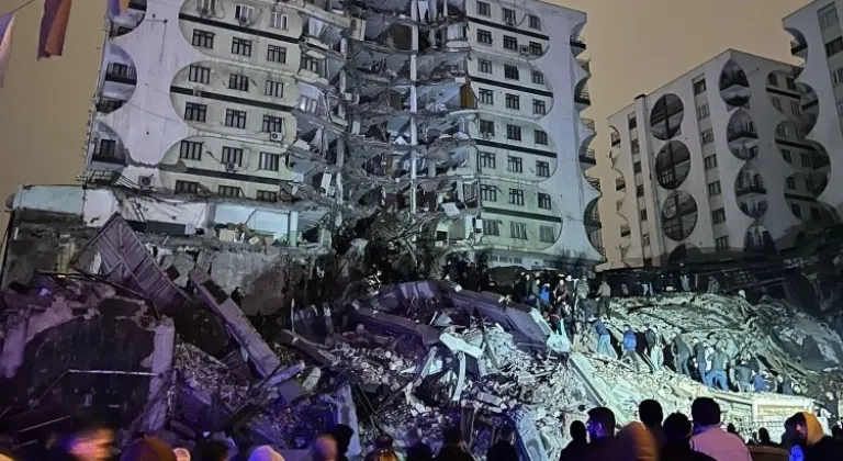 Kahramanmaraş'ta 7,4 büyüklüğünde deprem yaşandı