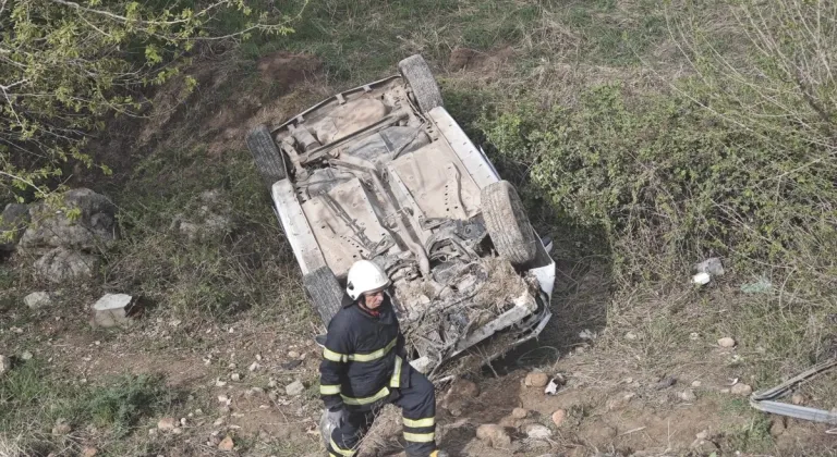 Kahta’da trafik kazası: Otomobil dereye uçtu, 2 kişi yaralandı