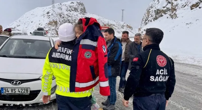 Karda mahsur kalan aile kurtarıldı