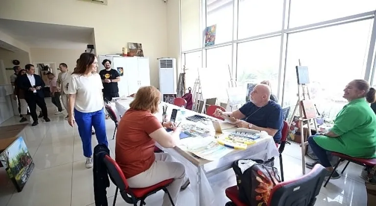 Karşıyaka Belediyesi 3. Yaş Üniversitesi'nde eğitimler devam ediyor