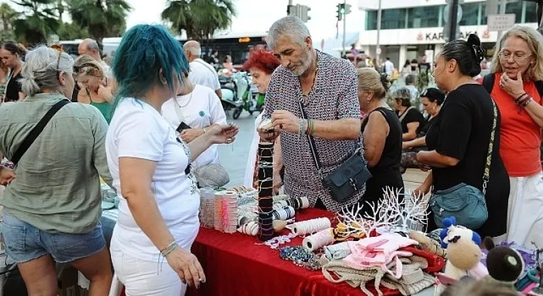 Karşıyaka Çarşısı 'El Emeği Gece Pazarı' ile şenlendi
