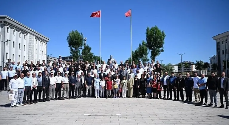 Kartepe'de geleneksel ilçe bayramlaşması Kurban Bayramı'nın ikinci günü, Kent Meydanı'nda gerçekleştirildi
