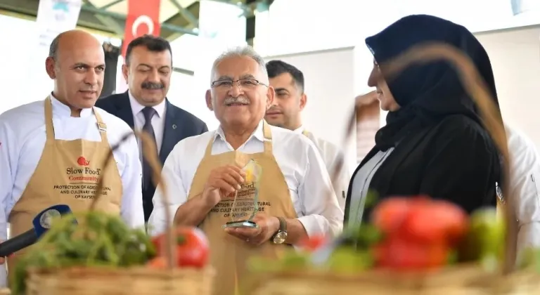 Kayseri'de Gastronomi Günlerine 1 Ton Sucuk Döner İkramı