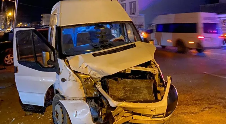 Kazada araçta sıkışan sürücü yaralandı