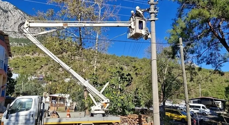 Kemer Belediyesi fırtınanın yaralarını sarıyor