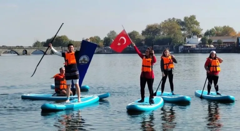 Kırkpınar Spor Bilimleri Fakültesi'nden Heyecan Verici Kürek Sörfü Gösterisi