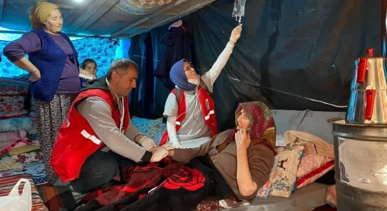 Kızılay ekipleri köy köy dolaşıp yaraları sarıyor