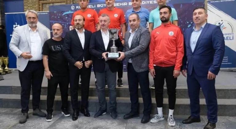 Kocaeli'de amatör futbolda şampiyonlar kupalarına kavuştu
