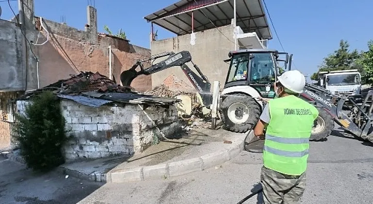 Konak'ta tehlike saçan metruk binalar yıkılıyor