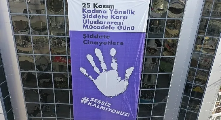 Konak'tan şiddete karşı dev afiş: Sessiz kalmıyoruz!