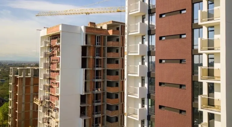 Konut Endeksi Arttı, Ancak Reel Fiyatlar Düşmeye Devam Ediyor