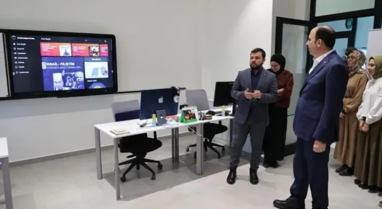 Konya'da Başkan Altay, Üniversiteli Gençlerle Buluştu