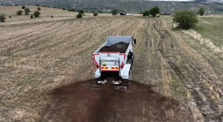 Konya'da kamyon üstü gübre dağıtımı