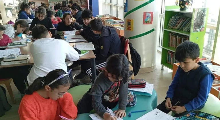 Kütüphanede çocuklar hem eğleniyor hemde öğreniyor