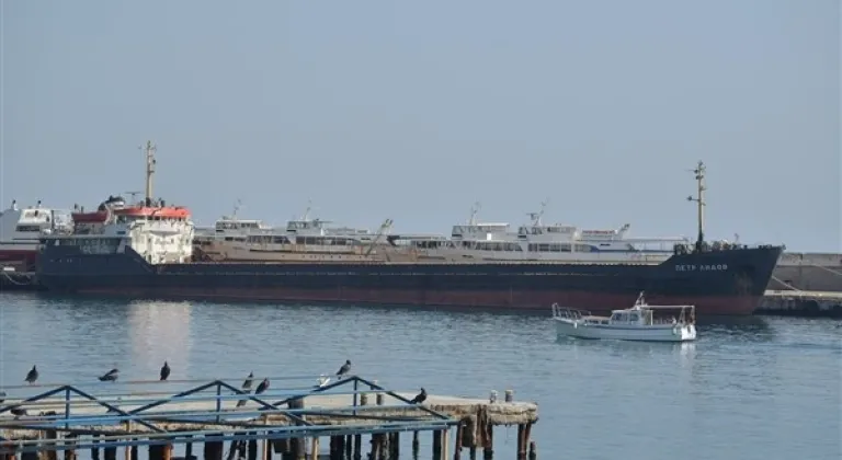 Makine arızası yapan Navis isimli tanker, Küçükçekmece Demir Sahası’na demirledi