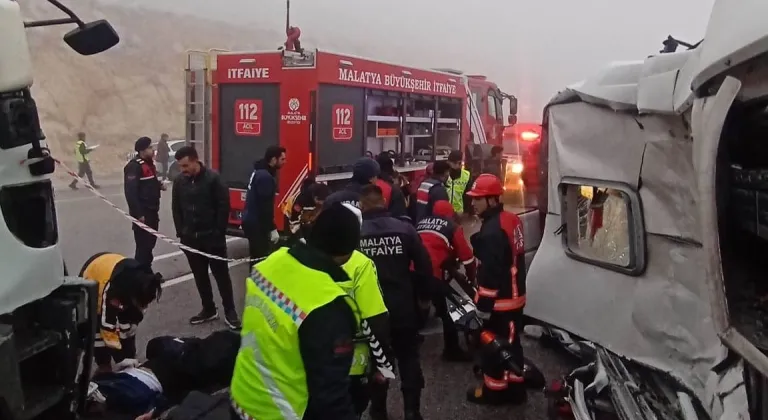 Malatya'da, otobüs ile kamyon çarpıştı: 4 ölü, 36 yaralı  - Videolu Haber