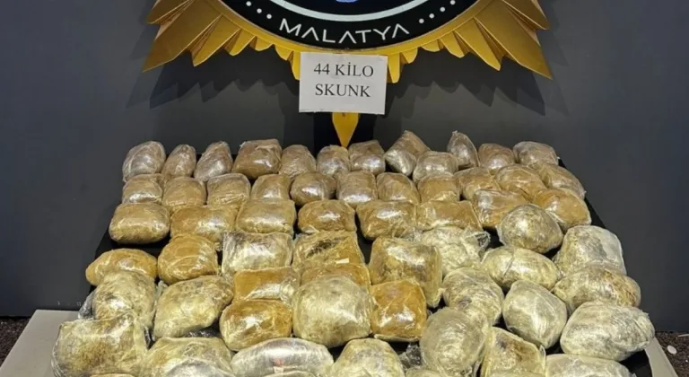Malatya'da otomobildeki 44 kilo uyuşturucuya 3 gözaltı  - Videolu Haber