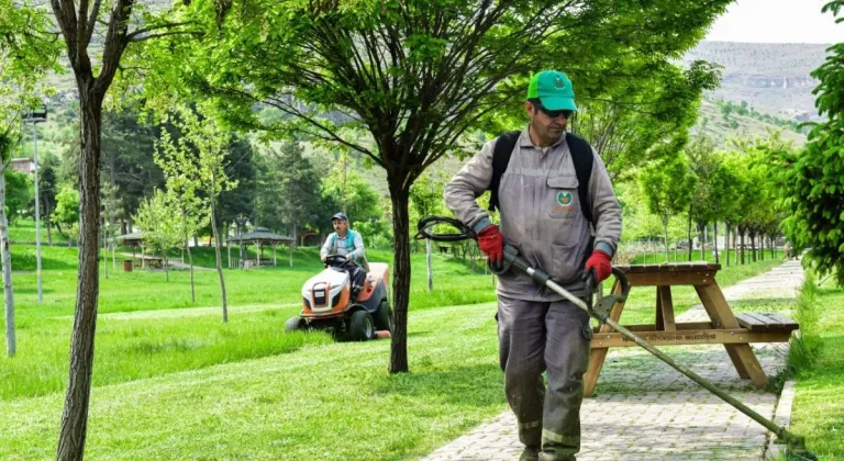 Malatya'da park ve bahçelerin bakımlarını sürdürüyor