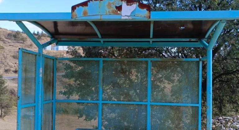 Manisa Kula'da Otobüs Durakları Güncelleniyor
