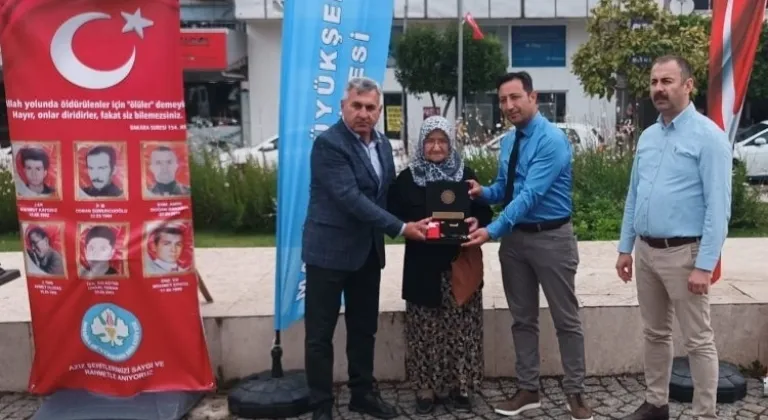 Manisa Salihli'de şehitlere saygı duruşu