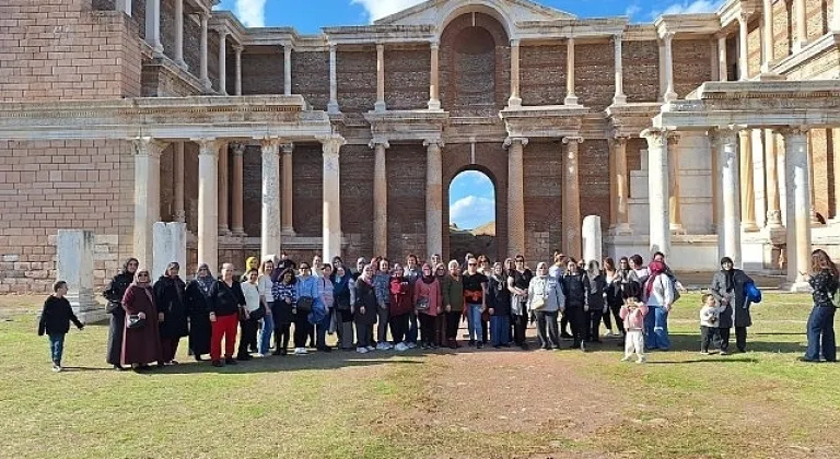 Manisalı Kadınlar Adım Adım Salihli'yi Gezdi