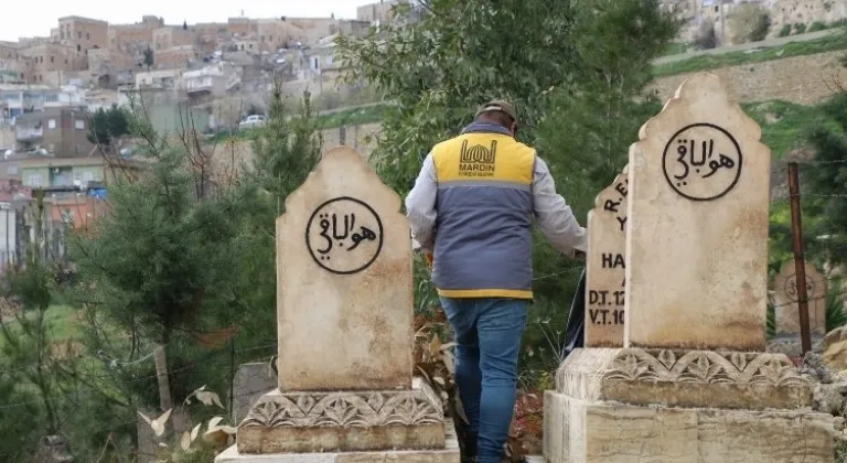 Mardin'de Ramazan Bayramı öncesi mezarlıklarda bakım ve temizlik çalışması başladı.