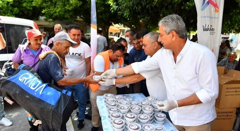 Mersin Büyükşehir Belediyesi 20 Bin Paket Aşure Dağıttı