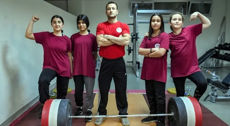 Mersin Büyükşehir’in 9 Kır Çiçeği Halter Branşında İlerliyor