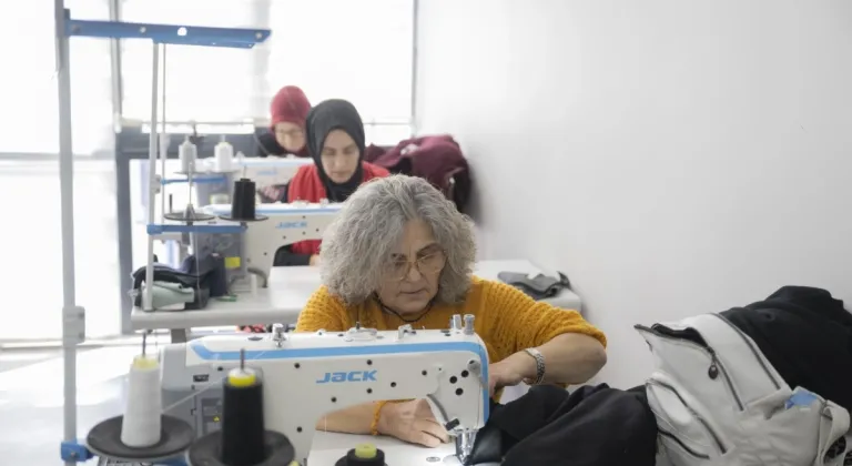 Mersin Depremzedeleri Ürettiği Battaniye ve Giysilerle Sarıyor