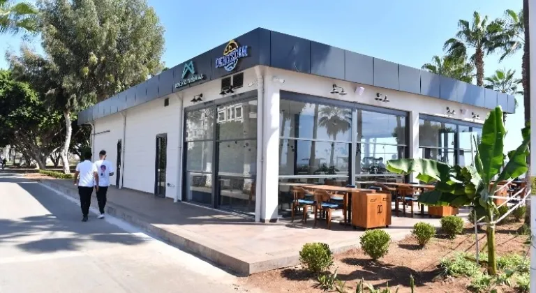 Mersin sahili renklendi