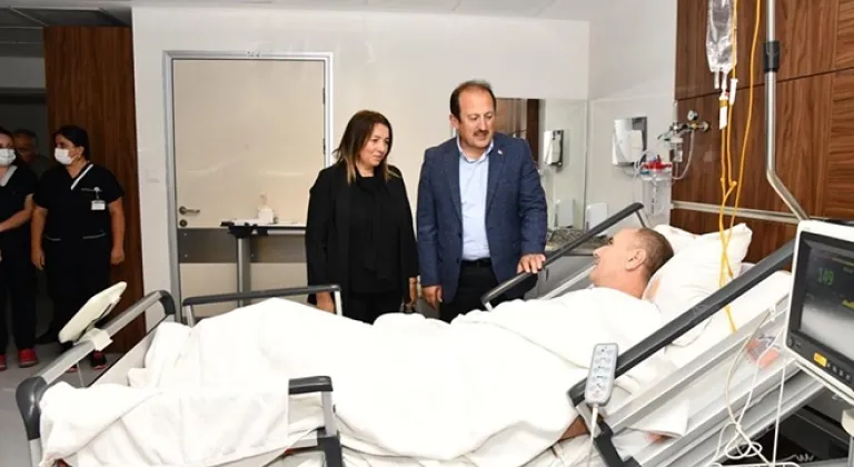 Mersin Valisi Ali Hamza Pehlivan yaralı polisi hastanede ziyaret etti