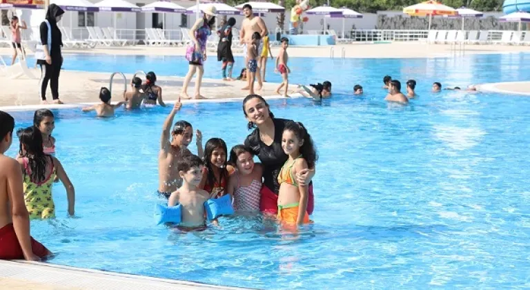 Mersin'de deprem bölgesinden gelen çocuklar su dünyasında eğlendi