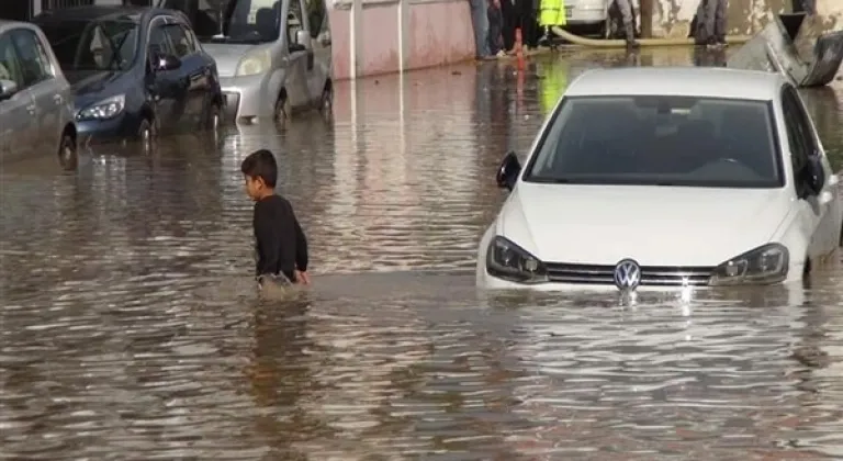 Mersin'de sel hayatı olumsuz etkiledi