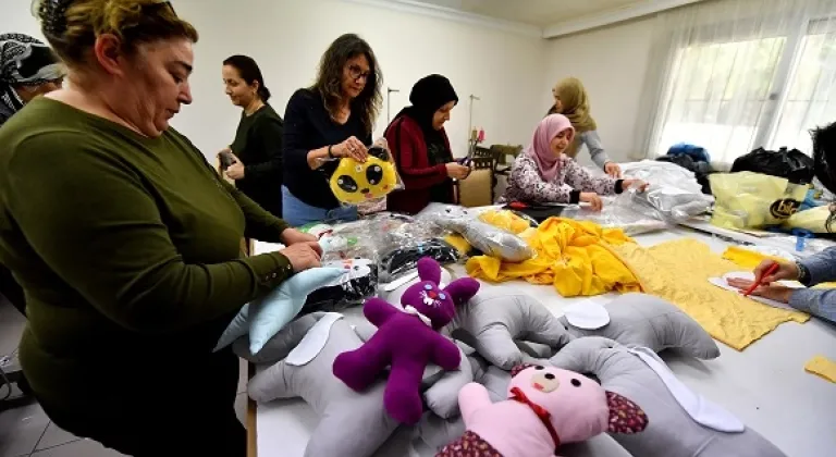 Mersinden Kadın Kooperatifi Depremzede Çocuklar İçin ‘Uyku Arkadaşı’ Üretiyor
