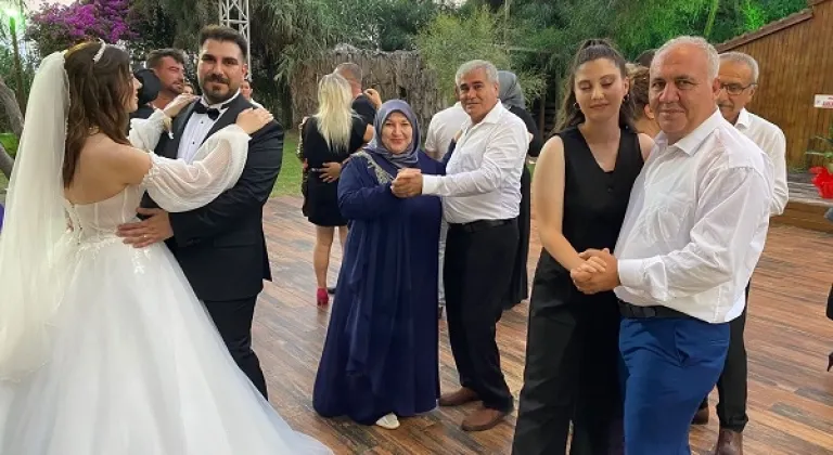 Mersin’in tanınmış aileleri görkemli düğünde buluştu 